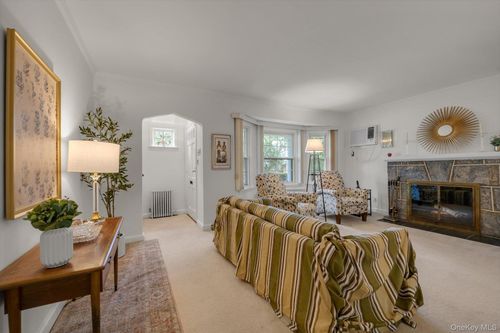 67 Maple Dr, New Hyde Park, NY, 11040-3327 | Card Image