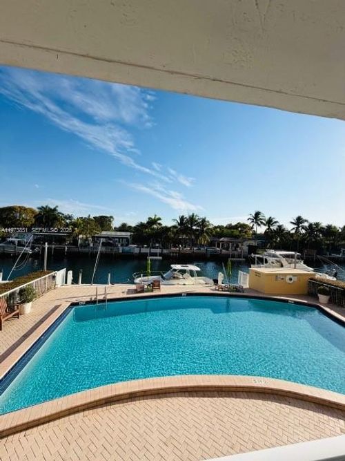 apt-207-2000 Ne 135th St, North Miami, FL, 33181-2101 | Card Image