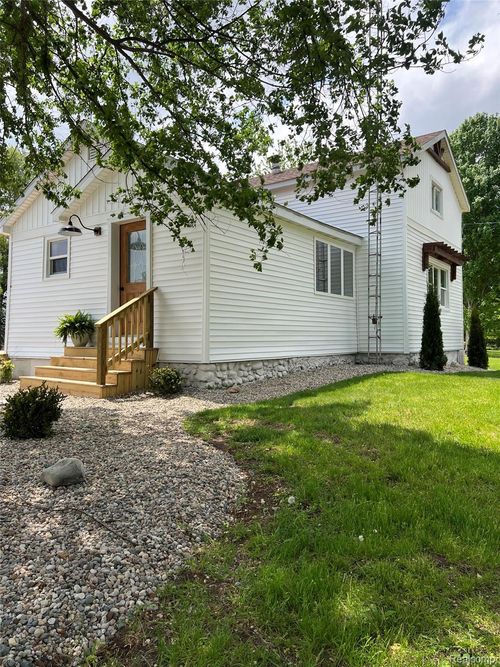 12301 Niblock Rd, Chesaning, MI, 48616-9439 | Card Image