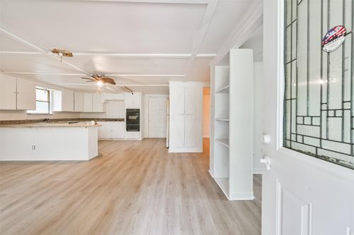 107 Donna Ln, Bacliff, TX, 77518-1437 | Card Image