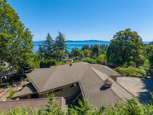 4916 Lochside Dr, Victoria, BC, V8Y2E4 | Card Image