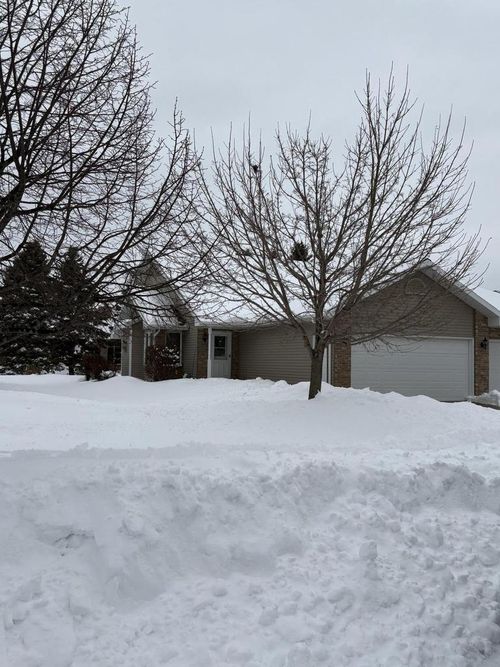 338 Woodridge Place, Manitowoc, WI, 54220 | Card Image