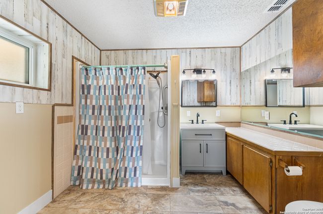 1015 Fm 2200 W, House other with 3 bedrooms, 3 bathrooms and null parking in Devine TX | Image 31