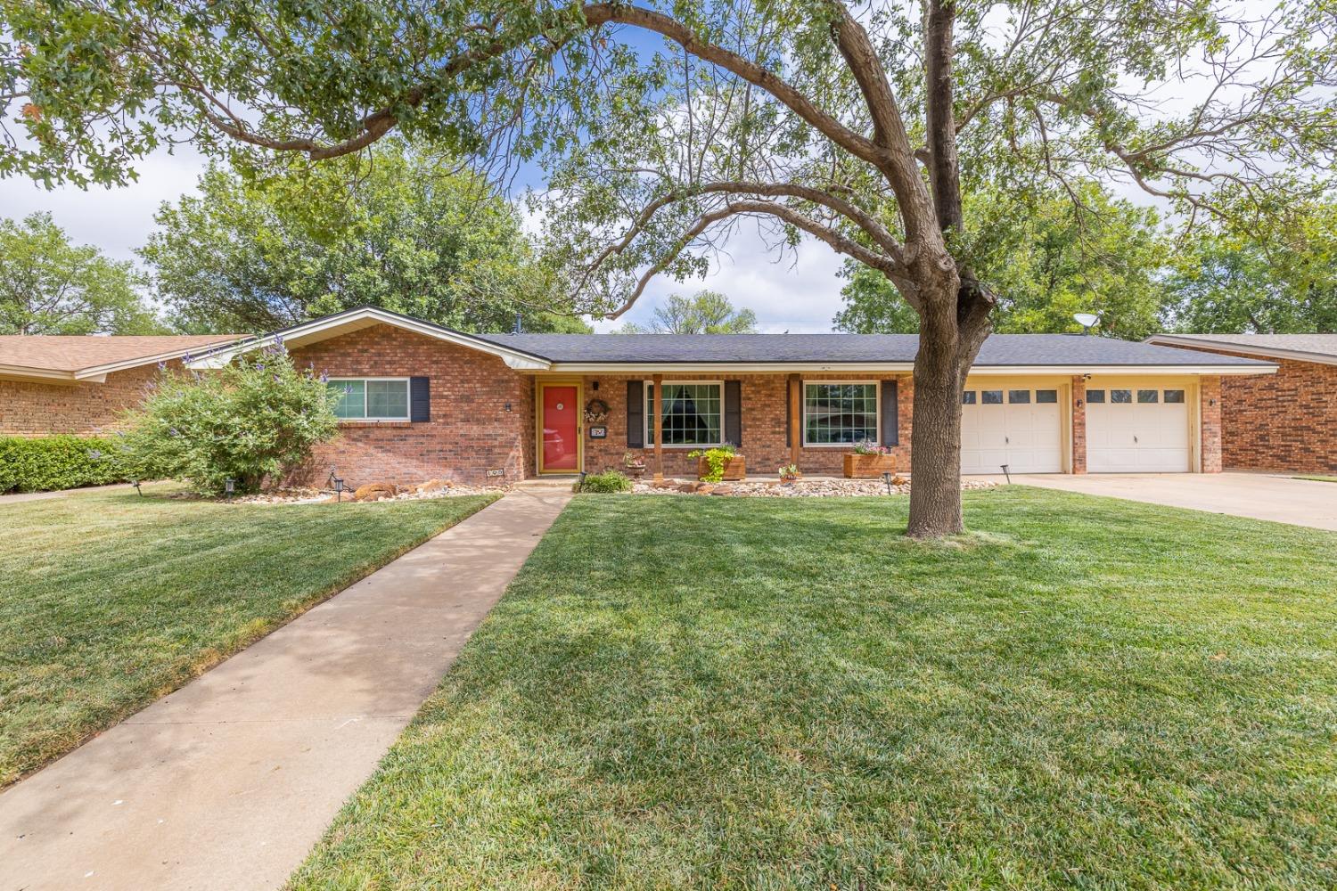 Redwood Ln, Levelland, TX 79336