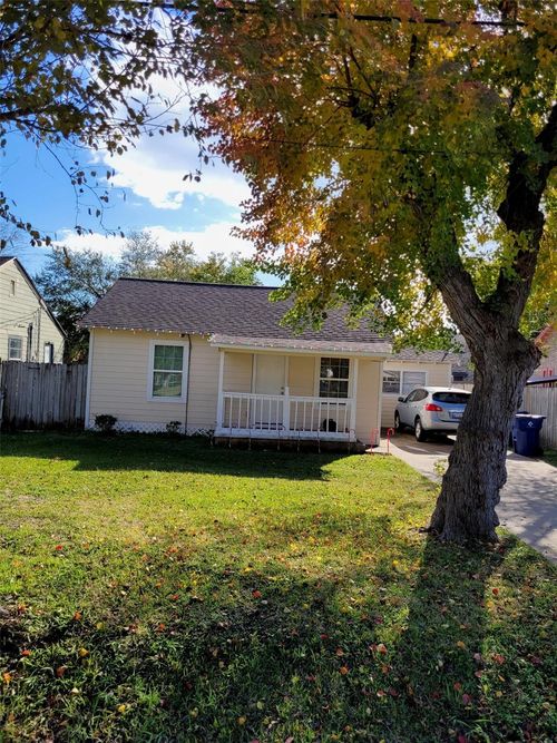 2415 4th Ave N, Texas City, TX, 77590-7105 | Card Image