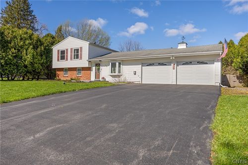 202 Resseguie Dr, Syracuse, NY, 13209-1925 | Card Image