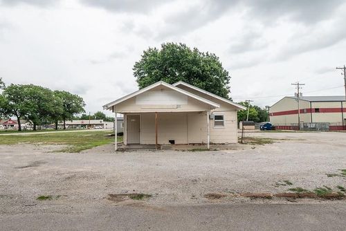 406 E Taylor St, Caney, KS, 67333-1940 | Card Image