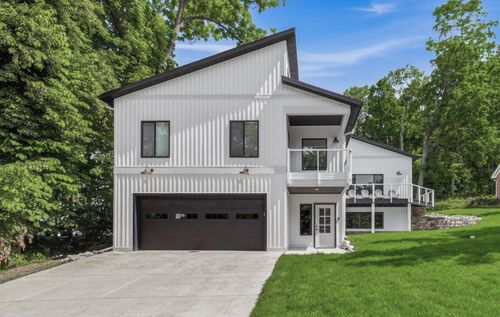 W4437 Basswood Dr, Lake Geneva, WI, 53147-3907 | Card Image