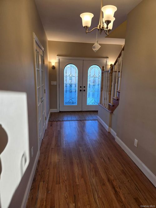 16 Babylon Dr, Sound Beach, NY, 11789-3149 | Card Image