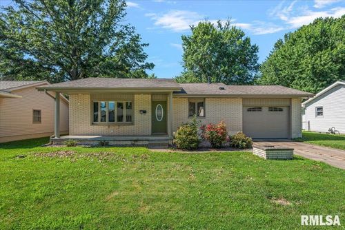 814 Virginia Ave, Taylorville, IL, 62568-1353 | Card Image