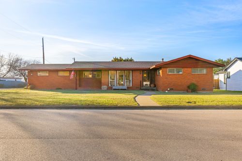 910 S Harrison St, West, TX, 76691-1758 | Card Image