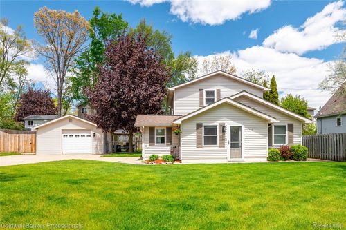 4020 Totem Ln, Waterford, MI, 48328-4270 | Card Image