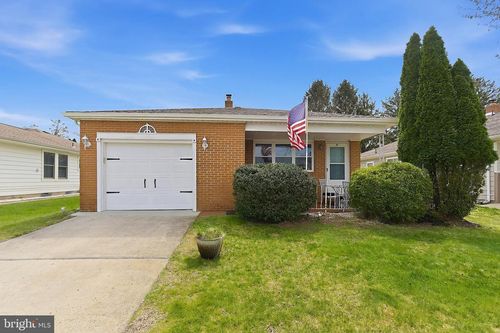 7 Pavilion St, Toms River, NJ, 08757-3755 | Card Image