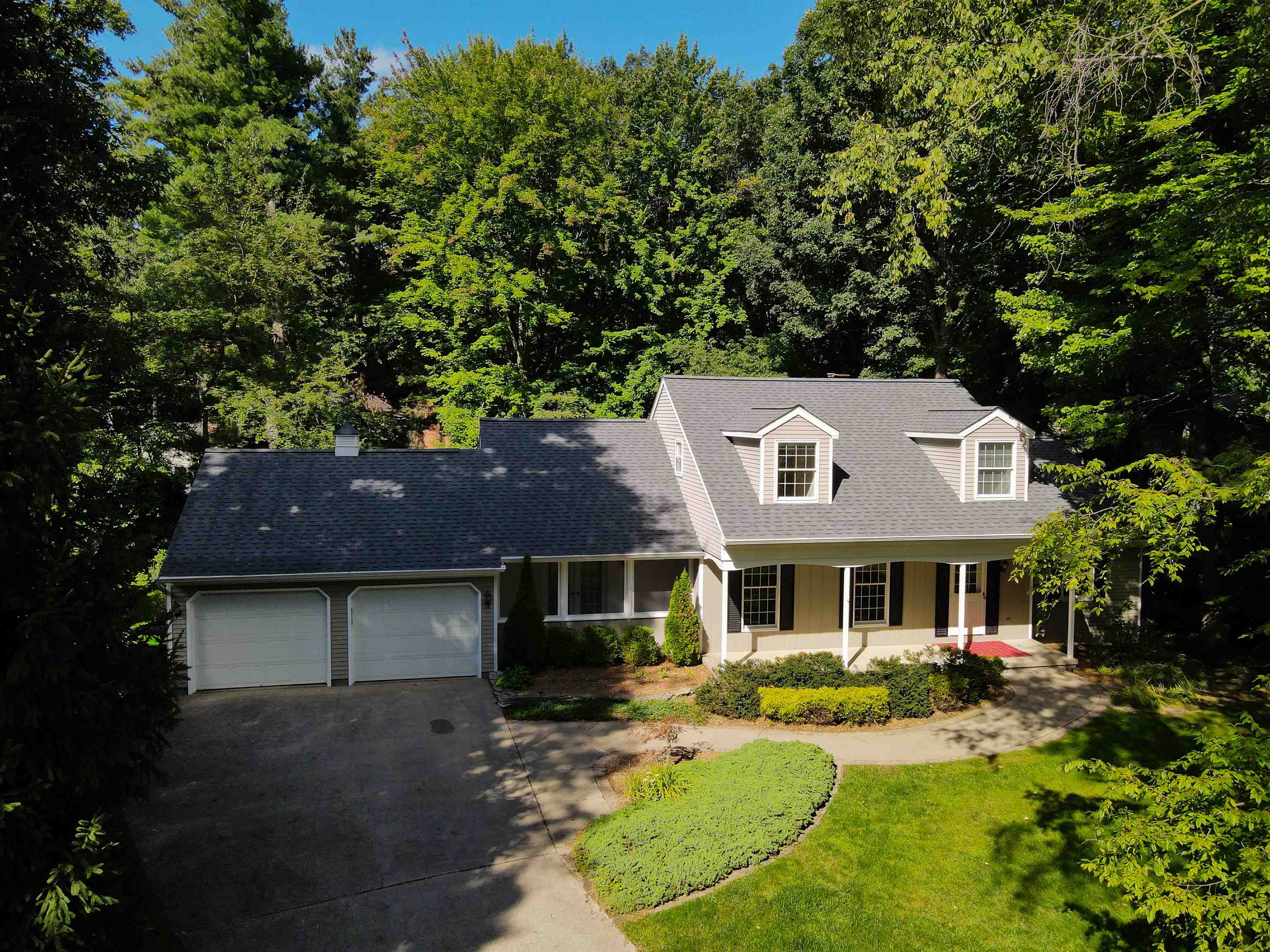 Sutton Pl, Midland, MI 48640