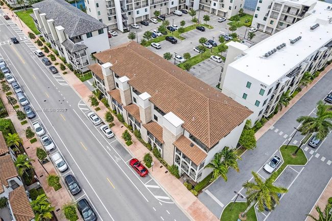 4690 Nw 84 Th Ave, Townhouse with 3 bedrooms, 5 bathrooms and null parking in Doral FL | Image 37