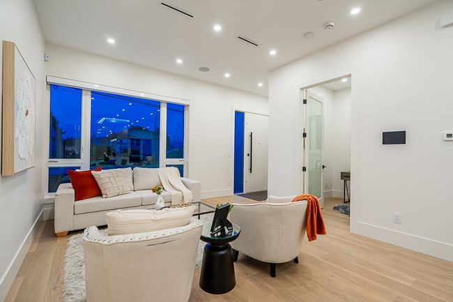 8386 14 Th Ave, Home with 5 bedrooms, 5 bathrooms and 3 parking in Burnaby BC | Image 6