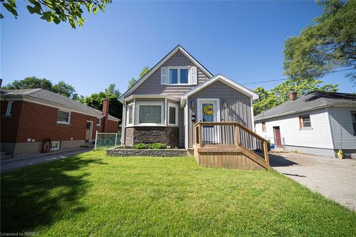32 Elmwood Ave, Brantford, ON, N3R2J8 | Card Image