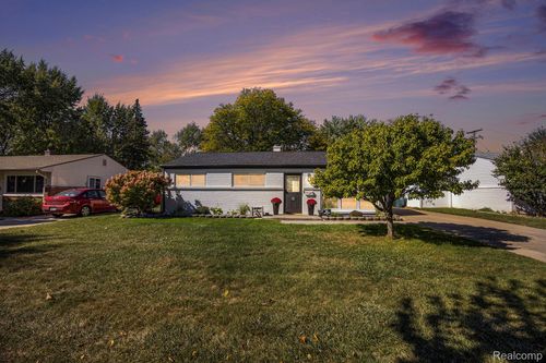 325 Lyons Dr, Troy, MI, 48083-1058 | Card Image