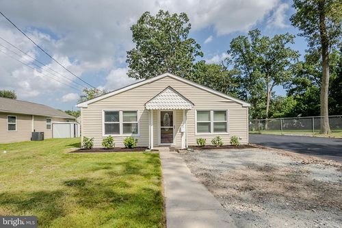 402 Maple Ave, Newport, DE, 19804-2922 | Card Image