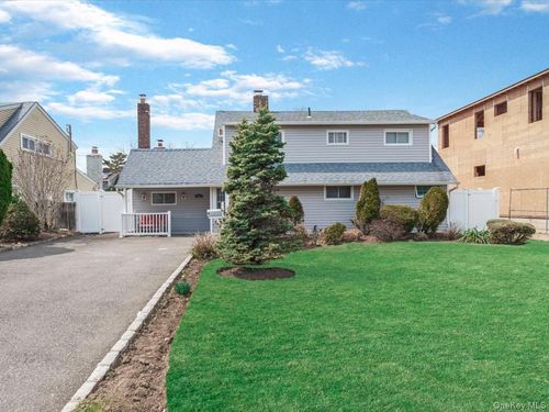 34 Hedge Ln, Westbury, NY, 11590-6552 | Card Image