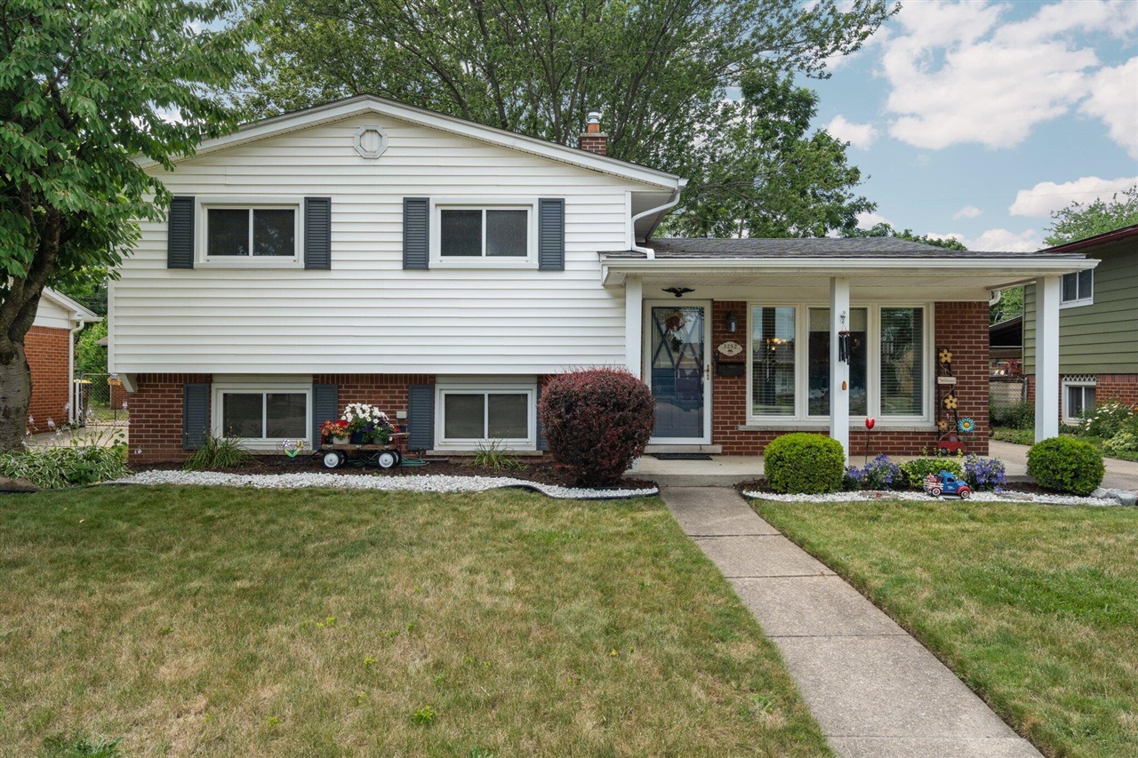 Grange Rd, Trenton, MI 48183