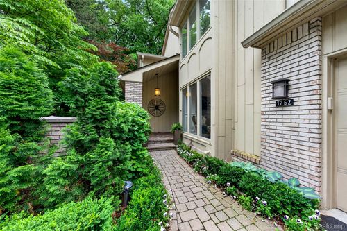 1262 Woodcrest Cir, Bloomfield Hills, MI, 48304-1573 | Card Image