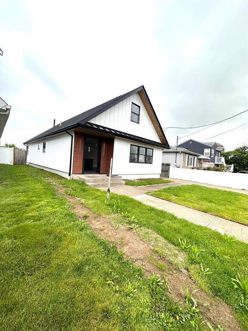11 Bayview Ave, Lawrence, NY, 11559-1050 | Card Image