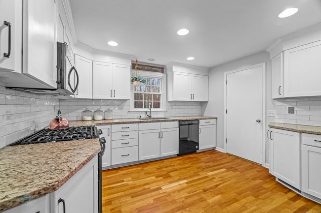 Updated and open kitchen | Image 14