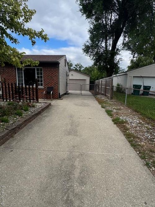 28426 Halecreek St, Romulus, MI, 48174-3042 | Card Image