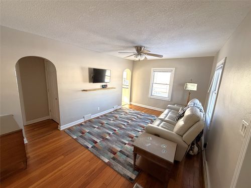 1704 Merle Hay Rd, Des Moines, IA, 50310-1047 | Card Image