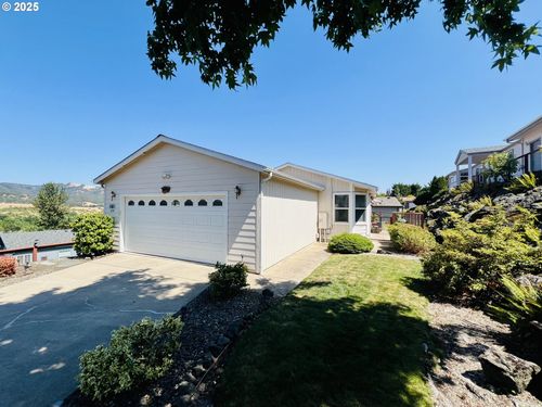 104 Angelcrest Ct, Roseburg, OR, 97471-9153 | Card Image