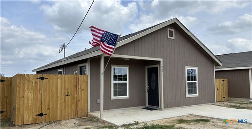 802 E 6th St, Nixon, TX, 78140 | Card Image