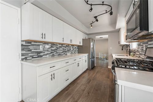 9946 Owensmouth, Chatsworth, CA, 91311 | Card Image