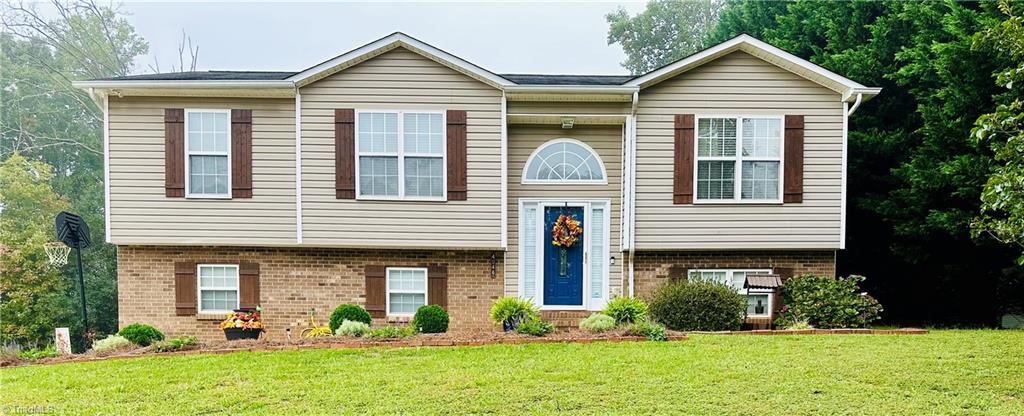 Village Trace Dr, Tobaccoville, NC 27050