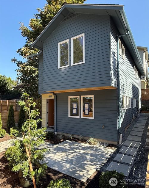 7044 15th Ave Ne, Seattle, WA, 98115-5732 | Card Image