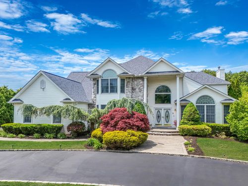32 Casey Ln, Mount Sinai, NY, 11766-2353 | Card Image