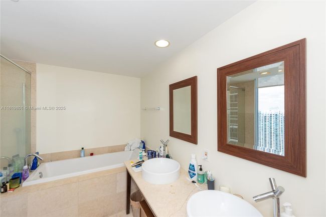 APT-4213 - 475 Brickell Ave, Condo with 2 bedrooms, 2 bathrooms and null parking in Miami FL | Image 12