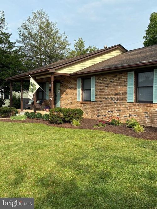 817 Maple Ave, Waynesboro, VA, 22980-4905 | Card Image