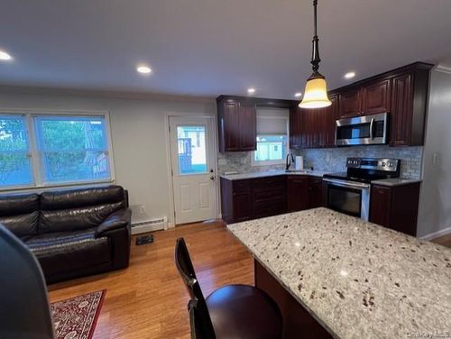 570 S 14th St, Lindenhurst, NY, 11757-4438 | Card Image