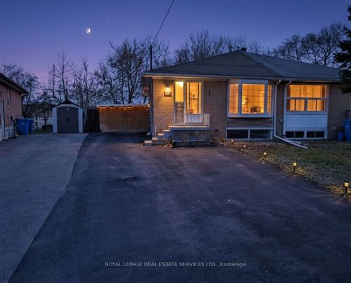 lower-126 Sheldon Ave, Newmarket, ON, L3Y2V7 | Card Image