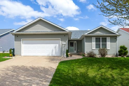 5317 Hillandale Rd, Davenport, IA, 52806-2645 | Card Image