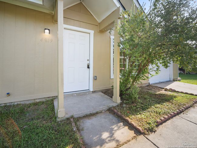 4819 Corian Oak Dr, House other with 3 bedrooms, 2 bathrooms and null parking in Kirby TX | Image 4