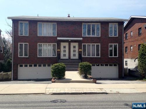 422 Plateau Ave, Fort Lee, NJ, 07024-1726 | Card Image