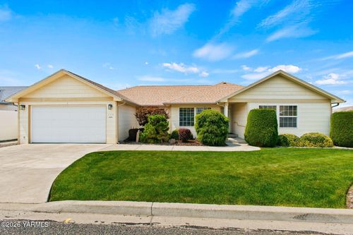 108 N 57th St, Yakima, WA, 98901-1698 | Card Image
