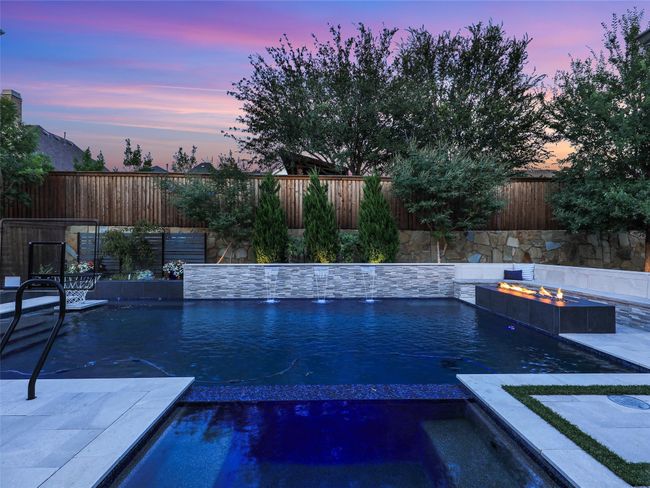 Hot tub and water features | Image 4