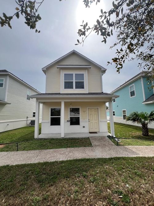 140 Lavaca Cir, Rockport, TX, 78382-2067 | Card Image