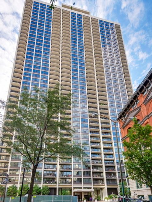 415j-1560 Sandburg Ter, Chicago, IL, 60610-7702 | Card Image