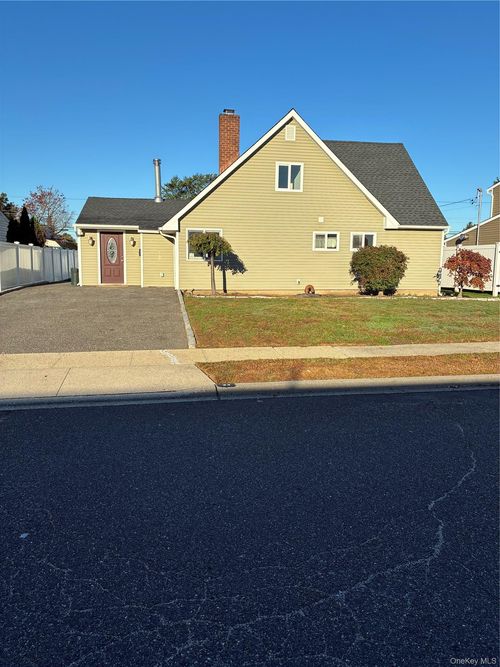 24 Wheelbarrow Lane, Hempstead, NY, 11793 | Card Image