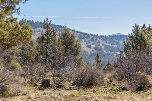 957 Bailey Mountain Rd, Klamath Falls, OR, 97601-8755 | Card Image