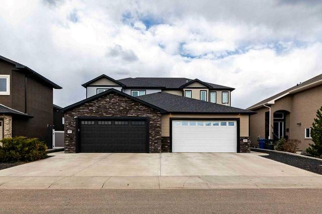 386 Somerside Crescent Se, Home with 4 bedrooms, 3 bathrooms and 3 parking in Medicine Hat AB | Image 2